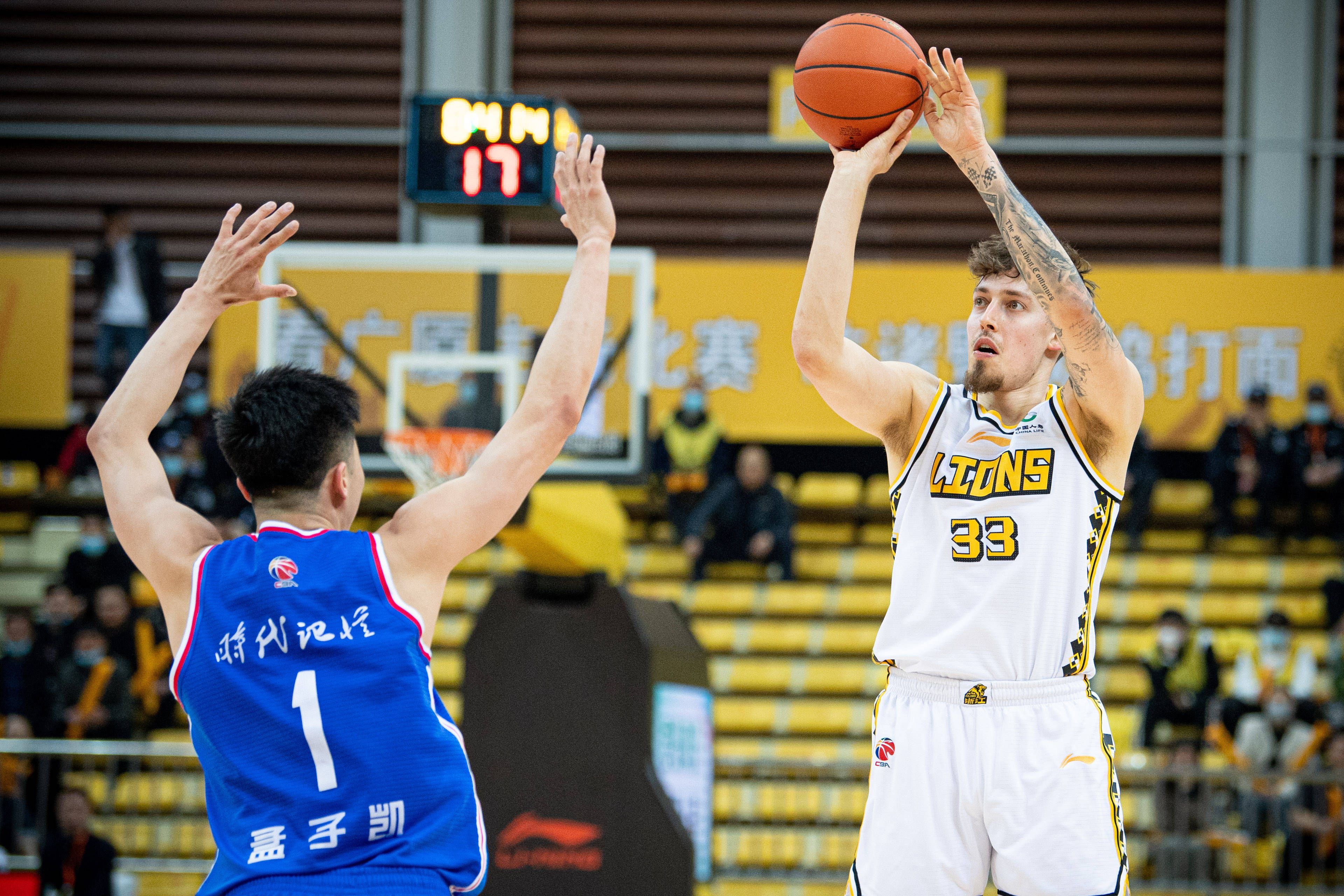 太阳大逆转险胜奇才 布克27+8普尔17中5NBA新赛季常规赛继续进行，菲尼克斯太阳队（14胜12负）止住连败。